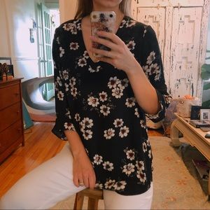 ❌SOLD❌ Flowy floral dark green top